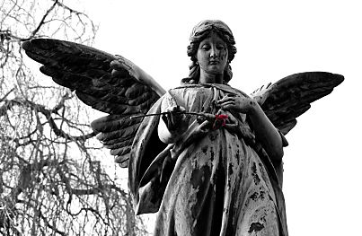 011_15325 Engelskulptur auf einem Grab des Ohlsdorfer Friedhofs; mit seinen jetzt ca. 400 ha ist er der grte Parkfriedhof der Welt. 