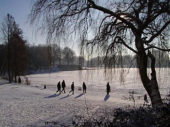 011_15410 Spaziergnger gehen durch den winterlichen Stadtpark im Bereich des ehem. Cafe-Gebudes. 