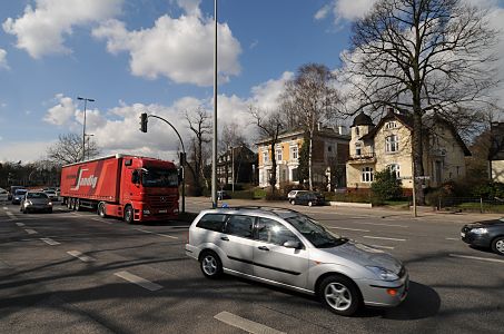 11_17426 - Blick ber den Bahrenfelder Marktplatz, der sich zur breiten Durchgangsstrasse mit starkem Autoverkehr verndert hat. 