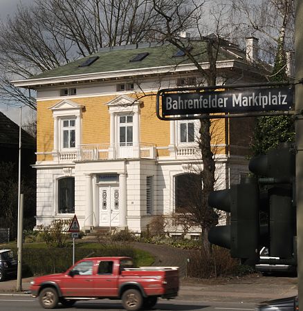 11_17429 -  historische Stadtvilla am Bahrenfelder Marktplatz - zwei Sulen befinden sich am Eingang. 