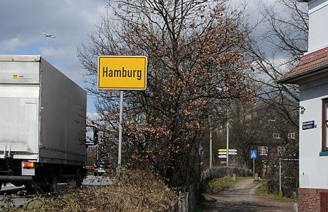 11_17431 Fotograf hamburg - Autobahnabfahrt in Hamburg Bahrenfeld - das gelbe Schild zeigt die Hamburger Stadtgrenze.