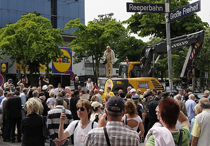 11_17511 - Am 29.0.2008 wurde Ecke Reeperbahn / Grosse Freiheit wurde mit den Bauarbeiten des lang geplanten Beatles-Platz auf Hamburg St. Pauli begonnen. 1962 gastierten die spter weltberhmten Pilzkpfe im Hamburger Starclub in der Grossen Freiheit 39. Der Starclub wurde schon 1969 wieder geschlossen.