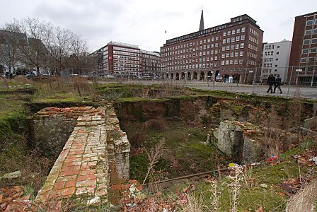 011_17365 - Mauerreste die bei den Ausgrabungsarbeiten des Helmsmuseums freigelegt wurden werden bald verschwinden, wenn die neue Grnanlage fertig gestellt ist. 