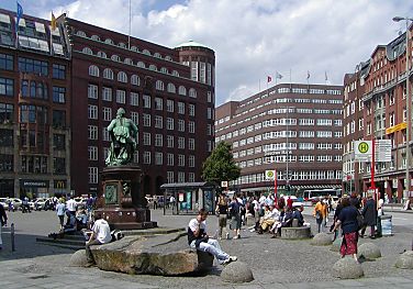 011_15137 - Lessingdenkmal Gnsemarkt; die Blickrichtung der Skulptur wurde offensichtlich verndert. 