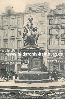 011_15141 - historisches Foto vom Lessingdenkmal am Gnsemarkt; auf der Strasse steht eine Kutsche und Pferde. ( ca. 1905 )  
