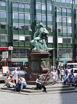 011_15113 - am Lessingdenkmal sitzen Touristen in der Sonne.