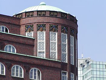 011_15122 - Kuppel mit Kupferdach; die Fassade ist mit Terrakotta-Elementen verziert.