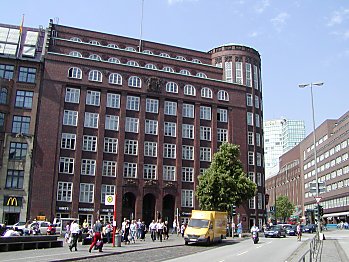 011_15121 - Blick auf die typische Hamburger Backstein Architektur - Oberfinanzdirektion am Gnsemarkt; Entwurf Oberbaudirektor Fritz Schumacher.