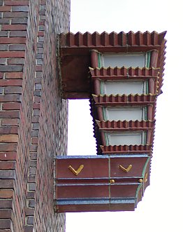011_15123 - Aussenlampe aus Terrakotta an der Hausfassade.