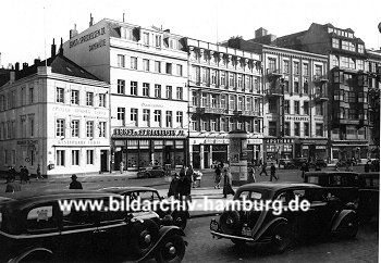 011_15112 - geparkte Autos am Gnsemarkt; auf dem Platz steht eine Litfasule ( Blick Richtung Jungfernstieg ca. 1938)