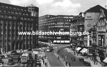 011_15120 - neben dem Lessingdenkmal stehen Baukwage auf dem Gnsemarkt (ca. 1930 )