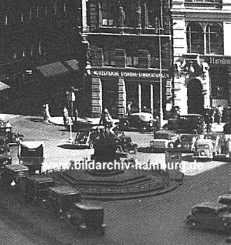 011_15131 - Luftaufnahme vom Lessing- denkmal, ca. 1930 - Autos nutzen die Flche auf dem Gnsemarkt als Parkplatz