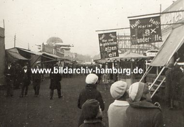 011_15226 - historisches Foto vom Hamburger Dom ca. 1930; auf der einen Fahne steht: "Halt! Hier ist Max der Wunderaffe" auf der anderen " Halt! Hier sind die gelehrtesten Katzen der Welt!"