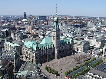 04_22693 Blick auf das Hamburger Rathaus mit seinem grnen Kupferdach; davor der Rathausplatz - im Hintergrund der Turm der St. Michaeliskirche und die Elbe.