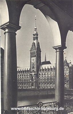 04_22704 schmiedeeiserner Zaun und Sulen der Alsterarkaden; Blick zum Rathaus (ca. 1930)