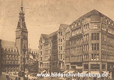 04_22707 Mnckebergstr. und Rathaus ca. 1920; Stoffmarkisen schtzen die Schaufensterauslage.