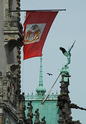 011_140770 die Hamburger Staatsflagge am Rathaus; das Hamburger Wappen wird von zwei Lwen gehalten. 