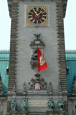 011_14071 Rathausturm mit Uhr, Hamburg Wappen und Staatsflagge.