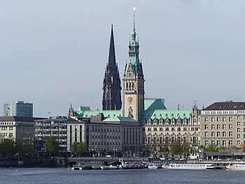 04_22713 Blick ber die Binnenalster zum Rathaus; dahinter der Kirchturm der St. Nikolaikirche.