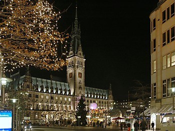 04_22710 Weihnachtsbeleuchtung im Baum vor dem Rathausplatz. 