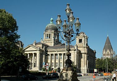 011_14932 - re. neben dem OLG die ehem. Gnadenkirche; im Vordergrund eine historische Laterne vor dem Strafjustizgebude.