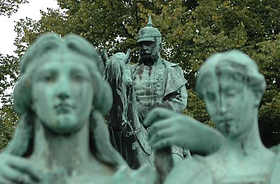 011_14956 - Kaiser Wilhelm zu Pferde, zwei weibliche Figuren im Vordergrund.