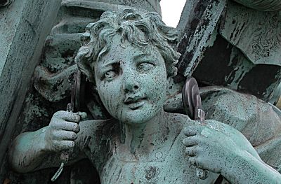 011_14957 -  Skulptur der Telekommunikation um 1900; Junge mit Fernsprech-Anlage. 