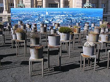 011_14920- Blick zum Mahnmal vor dem Oberlandesgericht. weitere Gedenktafel am Sievekingplatz Tafelinschrift  Wir gedenken der Opfer die von 1933 - 1945 durch Richter und Staatsanwlte der Hamburger Justiz entrechtet, miachtet, geqult, ihrer Freiheit beraubt und zu Tode gebracht worden sind. Ihr Leiden ist unsere Mahnung.