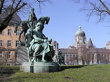 011_14952 - Kaiser Wilhelm Denkmal; im Hintergrund das Hanseatische Oberlandesgericht Hamburg.