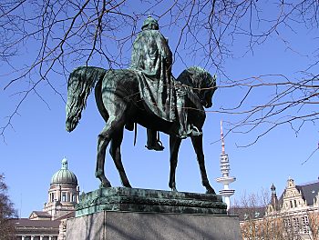 011_14954 - Kaiser Wilhelm zu Pferde; im Hintergrund re. der Fernsehturm, lks. die Kuppel vom OLG. 