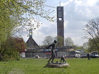 011_15021 - Blick zum Matthias Claudius Denkmal und Richtung Christuskirche in Hamburg Wandsbek; im Hintergrund wird der Busbahnhof am Wandsbeker Marktplatz umgebaut. (05/2002)