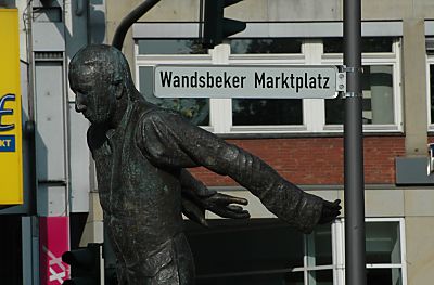 011_15025 - Straenschild Wandsbeker Marktplatz / Skulptur.