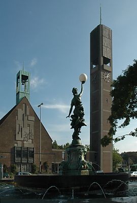 011_15031 - der Puvogelbrunnen auf dem Wandsbeker Marktplatz wurde restauriert; im Hintergrund die Kirchtrme der Christuskirche.