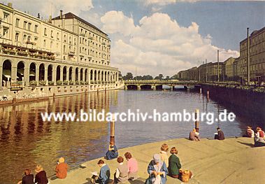 011_15621 - um ca. 1956 sitzen Hamburger auf den Stufen bei der Kleinen Alster; die Alsterarkaden haben noch nicht wieder ihre weisse Farbe erhalten. 