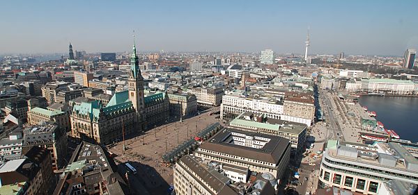 011_15633 - Panoramaansicht Hamburg wie oben; auf der rechten Seite der Jungfernstieg und der Alsteranleger an der Binnenalster.