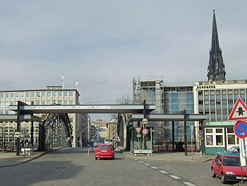04_22914 - Zolldurchlass an der Brooksbrcke (2002), rechts die Nikolaikirche. 