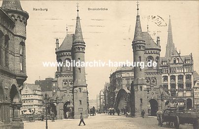 04_22923 - Eingangsportal mit Trmen; im Vordergrund Pferd und Wagen - Blick zu Bei den Mhren (re.) + Bei dem neuen Krahn (lks.). im Hintergrund rechts der Tum der St. Nikolaikirche (ca. 1900) 
