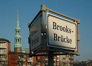 04_22926 - Namensschild 'Brooksbrcke', im Hintergrund der Turm der St. Katharinenkiche.