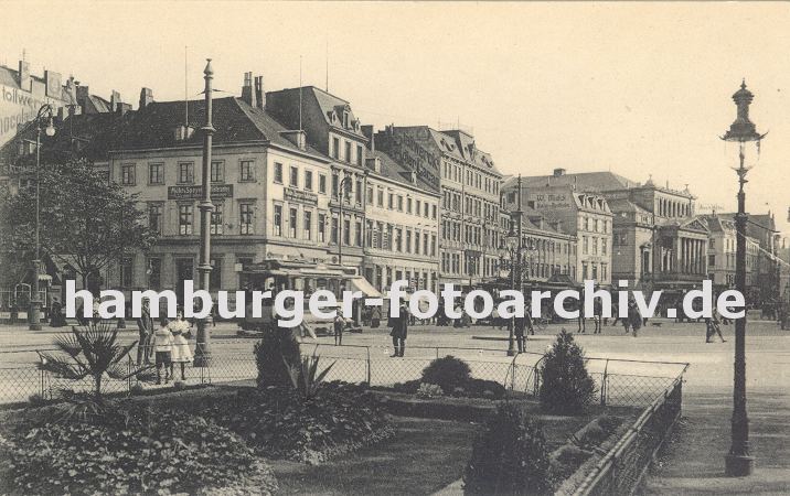 11_18990 Blick ber den Stephansplatz zur Dammtorstrasse ca. 1900; links mndet die Esplanade. Ein Strassenbahnwagen fhrt Richtung Dammtor. Die Bebauung mit den Wohnhusern und Geschftshusern ist sehr uneinheitlich - die Dcher und Stockwerke der Gebude haben eine unterschiedliche Hhe - im Hintergrund ist das Sulenportal vom Stadttheater / Hamburgischen Staatsoper zu erkennen.