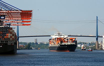 011_15625 - ein Containerfrachter luft in den Hamburger Hafen ein; er hat die Durchfahrt unter der 55m hohen Khlbrandbrcke passiert. 