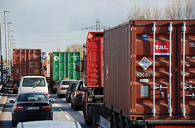 011_15829 - auf der Khlbrandbrcke herrscht zumeist dichter Strassenverkehr - die Container - LKW transportieren ihre Fracht zum Hafen oder in das Hamburger Hinterland. 