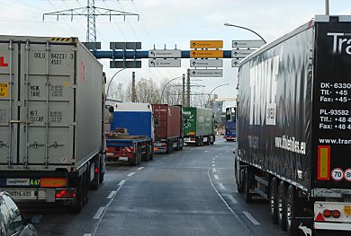 011_15830 - dichter LKW Verkehr auf den Strassen im Gebiet des Hamburger Hafens. 