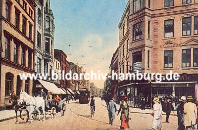 011_15726 - historisches Motiv der Lneburger Strasse in Hamburg Harburg - Passanten gehen ber den Fahrdamm, eine Pferdekutsche mit zwei Pferden - im Hintergrund kommt eine Strassenbahn.