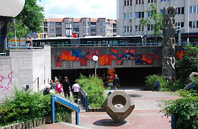 011_15727 - Strassenunterfhrung / Fussgngertunnel an der Lneburger Strasse - die Anlage ist mit Kunsterwerken / Skulpturen und Wandbild im Stil der 70er Jahre geschmckt.