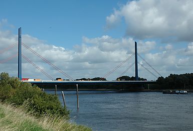 011_14887 - Pfeiler und Stahlseile der Autobahnbrcke; rechts fhrt ein Binnenschiff auf der Elbe Richtung Hamburg Hafen. 