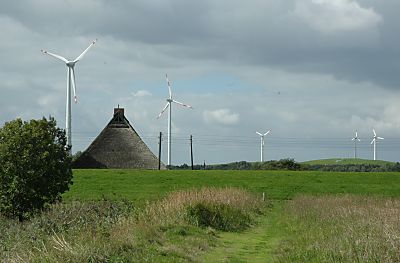 011_14890 - fnf Masten / Rotorbltter des Windparks /  Windenergieanlage von Georgswerder.  