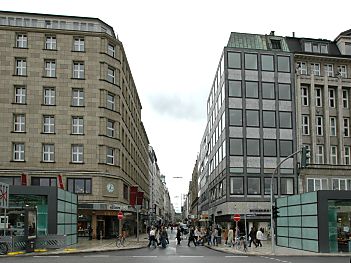 04_23413 - Blick ber den Jungfernstieg in die Einkaufsstrasse Neuer Wall; rechts und links die Eingnge zur U S Bahn Haltestelle Jungfernstieg.