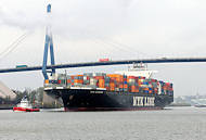 0935 Das 336 m lange und fast 46 m breite Containerschiff NYK Olympus kann 8626 TEU Container an Bord nehmen - bei voller Beladung hat es einen Tiefgang von 14,06m.