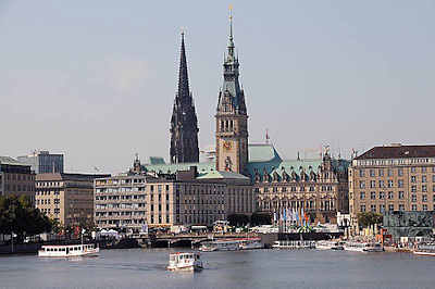 4200 Alsterschiffe auf der Binnenalster - Hamburg Panorama mit den beiden Trmen des Hamburger Rathauses und der Nikolaikirche.