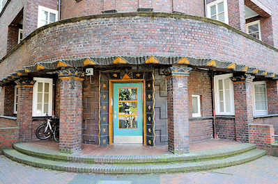 6051 Runde Hausecke mit umlaufenden Balkon - Ziegelfassade; Wohnblocks in Hamburg Barmbek Nord.